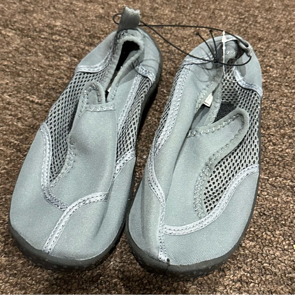 NWT Gray Water Shoes with Mesh Panels Kids 2/3T